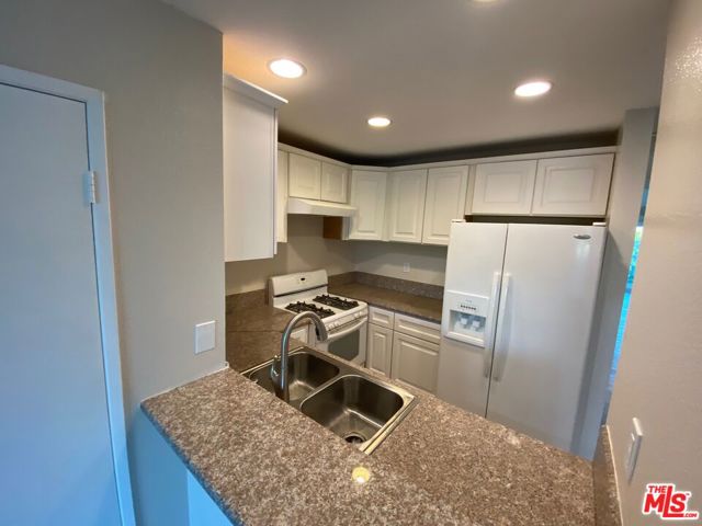 435 E Tamarack Avenue, Inglewood CA: https://media.crmls.org/mediaz/be378fa6-c95b-458b-8a74-c15c52c029ca.jpg