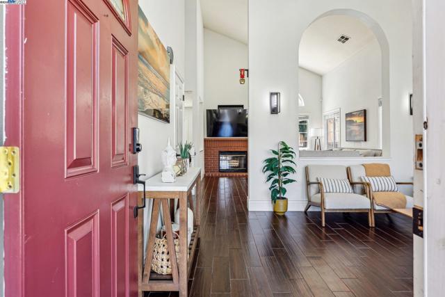 1060 Green Point Ct, Concord CA: https://media.crmls.org/mediaz/be37bcf8-e17b-423a-b350-e69295918417.jpg