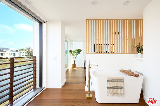 5106 Pacific Avenue, Marina del Rey CA: https://media.crmls.org/mediaz/be37bed4-32cc-430e-b6a0-1cdce685a5ed.jpg
