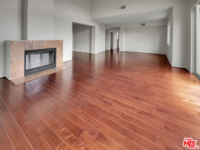 5692 Como Circle, Woodland Hills CA: https://media.crmls.org/mediaz/be3892f9-1ff3-43bc-9d37-ffa43b4d920b.jpg