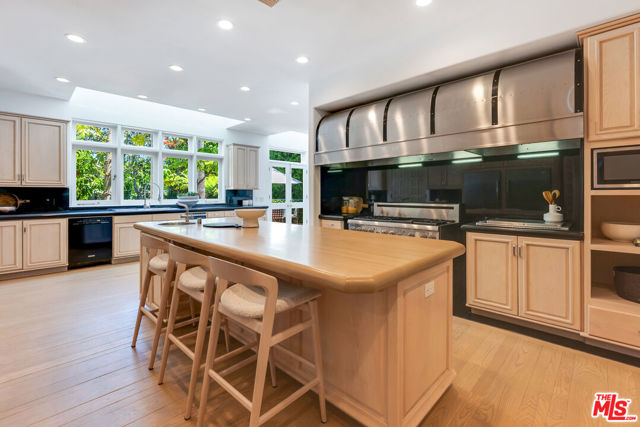 812 N Bedford Drive, Beverly Hills CA: https://media.crmls.org/mediaz/be38a5ae-9ed0-48bb-8933-ed448406bf16.jpg