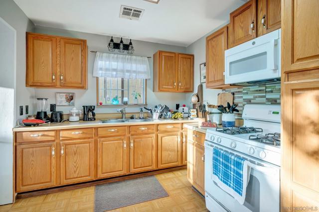 12004 06 Winter Gardens Dr, Lakeside CA: https://media.crmls.org/mediaz/be38f66e-c352-4c76-8cf0-8ba30d8f087d.jpg
