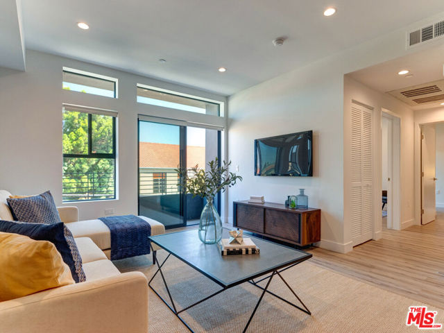 338 N Mariposa Avenue, Los Angeles CA: https://media.crmls.org/mediaz/be3a20a5-b21c-413f-9135-a551df7f8ca5.jpg