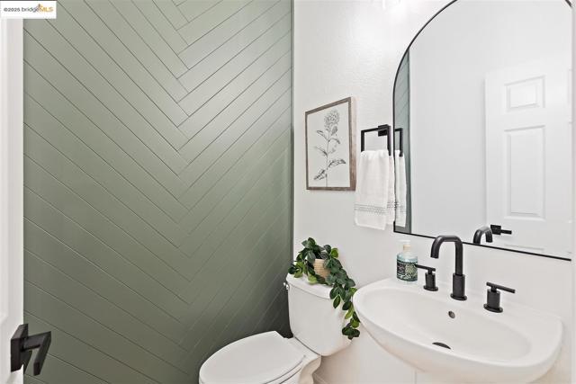 4153 Clarinbridge Cir, Dublin CA: https://media.crmls.org/mediaz/be3a56c9-d270-475b-8480-6d262b31e3ea.jpg