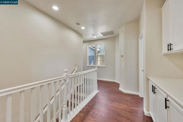 237 Dutra Vernaci Dr, Union City CA: https://media.crmls.org/mediaz/be3a8bd7-18b0-42ec-854c-a6bc6d115f1d.jpg