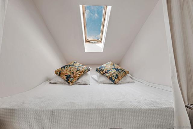 2210 Avenida De La Playa, La Jolla CA: https://media.crmls.org/mediaz/be3b0875-b5d1-4e39-bcbd-d2d99f80ced5.jpg