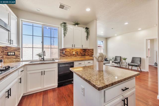 237 Dutra Vernaci Dr, Union City CA: https://media.crmls.org/mediaz/be3b2ae6-4e62-41e2-8aab-a884fb7815b2.jpg