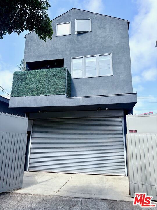 2513 Lincoln Boulevard, Venice CA: https://media.crmls.org/mediaz/be3b53ef-cbe2-4787-bd46-b6fcd0d35899.jpg