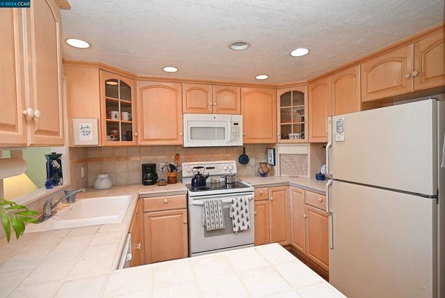 2748 Tice Creek Dr, Walnut Creek CA: https://media.crmls.org/mediaz/be3bcdc9-571a-4a50-a933-b90d1b5c9613.jpg