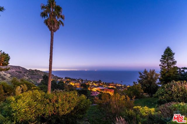 20404 Little Rock Way, Malibu CA: https://media.crmls.org/mediaz/be3ca58c-efa2-4d70-9f06-91d8086b186c.jpg