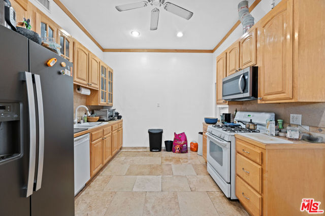 1915 Apex Avenue, Los Angeles CA: https://media.crmls.org/mediaz/be3ebcb4-896b-43f2-9494-9659a9bc1c5a.jpg