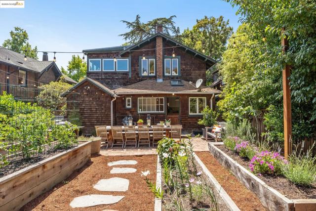 3019 Benvenue Ave, Berkeley CA: https://media.crmls.org/mediaz/be3ee741-0b6f-46c9-b0d6-7e52f2d4a63a.jpg