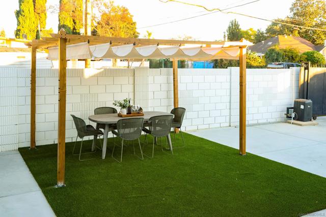 1900 W 41St St, Los Angeles CA: https://media.crmls.org/mediaz/be3f5f73-aec8-4101-902a-13af37627b83.jpg