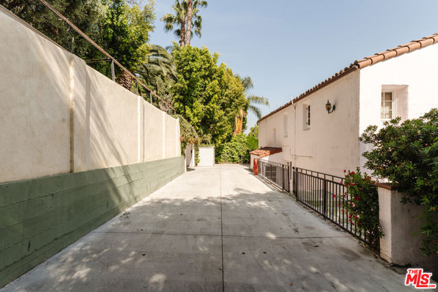 5163 Franklin Avenue, Los Angeles CA: https://media.crmls.org/mediaz/be414173-52ef-4d2a-be62-56e57c59dd92.jpg