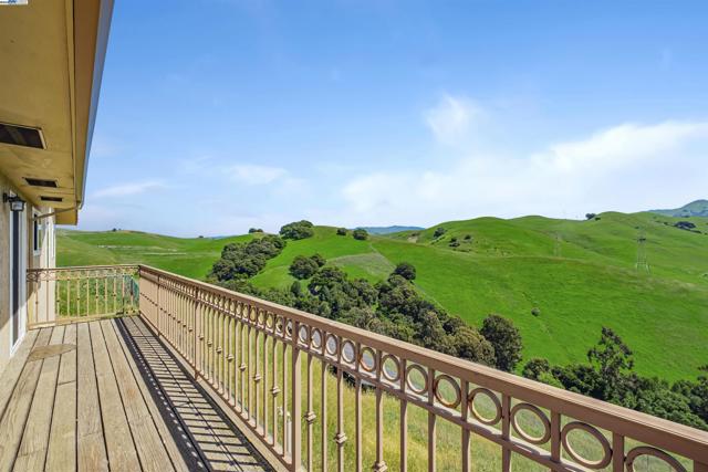 41794 Vargas Rd, Fremont CA: https://media.crmls.org/mediaz/be427d6f-c09b-4aa4-bbf1-b4434e62f6e4.jpg