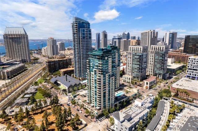 555 Front St, San Diego CA: https://media.crmls.org/mediaz/be428799-98ac-48cb-b4ef-a748bdbcaee2.jpg