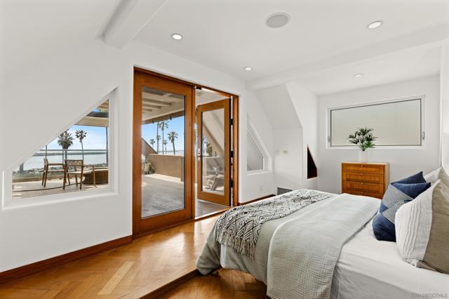 2617 Ocean Front Walk, San Diego CA: https://media.crmls.org/mediaz/be450ddf-40ef-4417-94d8-c5b399a8ce99.jpg