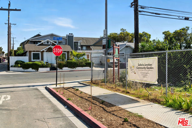 3712 E 10th Street, Long Beach CA: https://media.crmls.org/mediaz/be45cf37-925b-4385-93a2-0eef52e42f49.jpg
