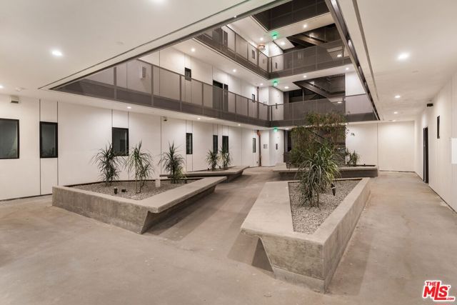 829 Larrabee Street, West Hollywood CA: https://media.crmls.org/mediaz/be46164f-2c33-46ea-b264-88ce27871693.jpg