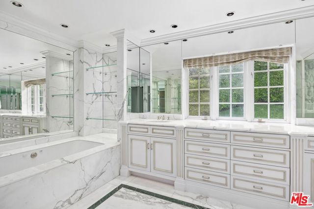 16754 Ashley Oaks, Encino CA: https://media.crmls.org/mediaz/be471323-79ed-42fa-a062-2cbb14a4dff5.jpg
