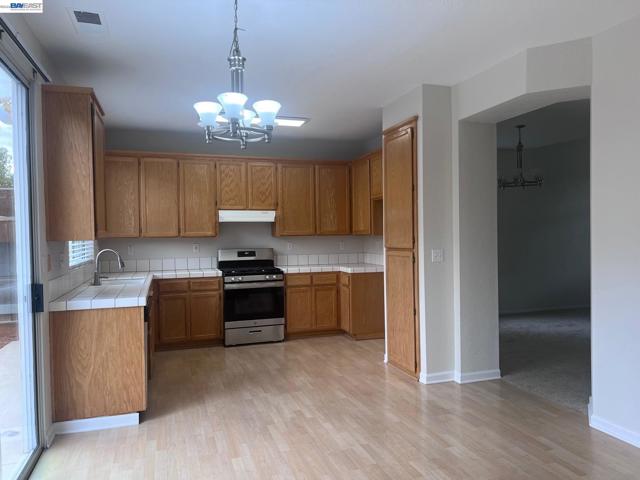 1420 Teakwood Way, Tracy CA: https://media.crmls.org/mediaz/be482452-afbb-43e3-9b91-cebad840628e.jpg