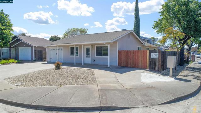81 Pioneer Ct, Oakley CA: https://media.crmls.org/mediaz/be48a863-67f2-489c-9478-7b73a2a1bef2.jpg