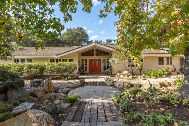 Detail Gallery Image 2 of 75 For 1285 Hidden Oaks Trail, Vista,  CA 92084 - 4 Beds | 4 Baths