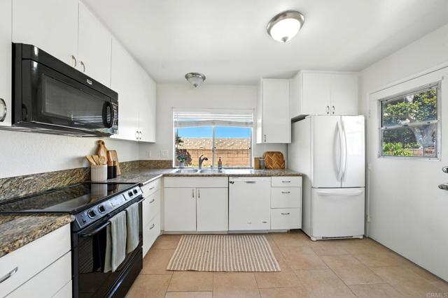 801 Caminito Azul, Carlsbad CA: https://media.crmls.org/mediaz/be48cc2d-384a-4cd2-a700-4d8a559a2a31.jpg
