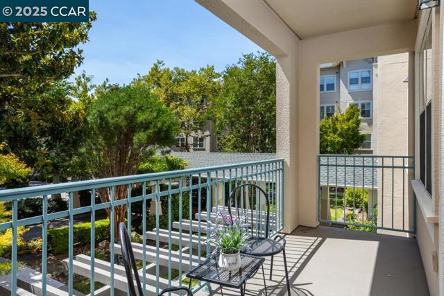 1860 Tice Creek Dr, Walnut Creek CA: https://media.crmls.org/mediaz/be49818d-9f03-41f9-826f-2e3e61c93fea.jpg
