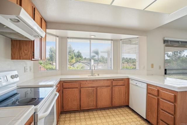 Detail Gallery Image 7 of 30 For 5237 Alamosa Park Drive, Oceanside,  CA 92057 - 3 Beds | 2 Baths