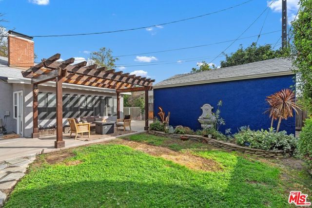 8131 Paso Robles Avenue, Lake Balboa CA: https://media.crmls.org/mediaz/be4a845e-ec0f-4fad-af6b-ebeb1e7c6dd7.jpg