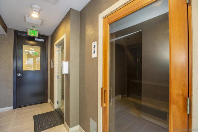 550 Front St, San Diego CA: https://media.crmls.org/mediaz/be4bde75-024d-4ab7-af3a-17e1310e40b4.jpg