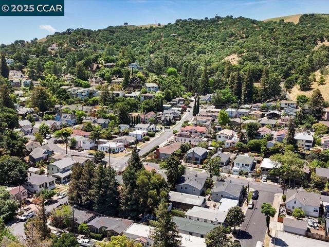 221 Green St, Martinez CA: https://media.crmls.org/mediaz/be4cc2d5-e5b2-439a-a1ac-e2b1ff03b367.jpg