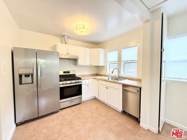 628 N Westbourne Drive, West Hollywood CA: https://media.crmls.org/mediaz/be4d6aaf-302c-4566-96e7-3c69cb70f31f.jpg
