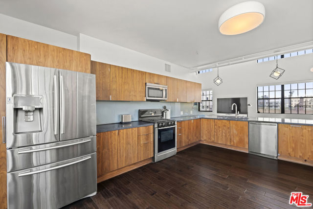 746 S Los Angeles Street, Los Angeles CA: https://media.crmls.org/mediaz/be4e3d03-24cd-411d-969b-1da01575cd31.jpg