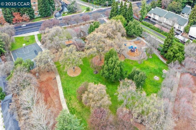 2742 Oak Rd, Walnut Creek CA: https://media.crmls.org/mediaz/be4ef7bd-8943-4d9a-9653-9912854da3bf.jpg