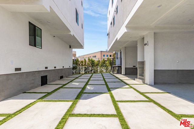 1636 Longwood Avenue, Los Angeles CA: https://media.crmls.org/mediaz/be4f3af2-0dc9-4de6-9030-d3d979a03f51.jpg