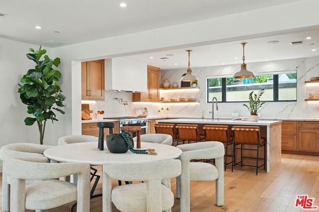 913 913 1/2 N Beverly Glen Boulevard, Bel Air CA: https://media.crmls.org/mediaz/be5027f7-e3d1-4916-878a-5940b3cc3e4b.jpg