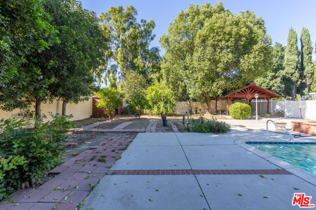 7225 Forbes Avenue, Lake Balboa CA: https://media.crmls.org/mediaz/be50ec57-3f37-4194-ac61-47a77d12e460.jpg