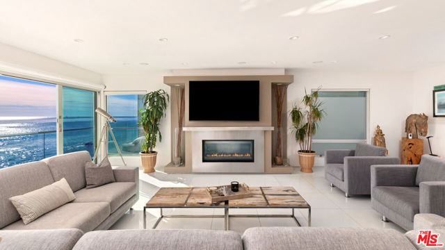26050 Pacific Coast Highway, Malibu CA: https://media.crmls.org/mediaz/be510138-7ed9-4c7d-b949-b407d134b7c9.jpg