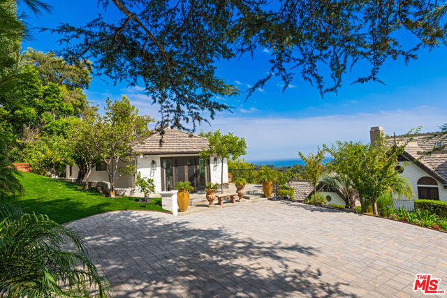 27931 Winding Way, Malibu CA: https://media.crmls.org/mediaz/be514319-1fee-408d-a5be-edd483d0cf5b.jpg