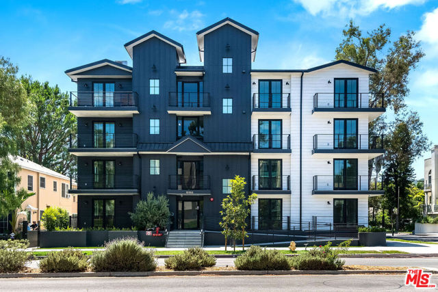 10352 Riverside Drive, Toluca Lake CA: https://media.crmls.org/mediaz/be51875f-e8f9-49f5-bded-b3fcb057b1a8.jpg