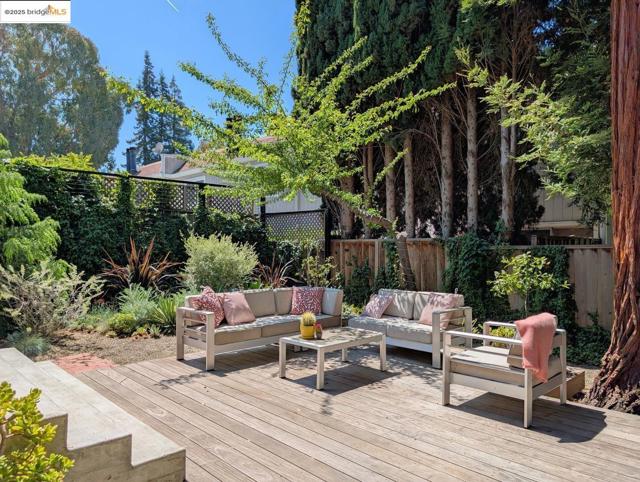 206 Donohoe ST, East Palo Alto CA: https://media.crmls.org/mediaz/be519c72-98b4-496f-a83e-5ade4324c99d.jpg