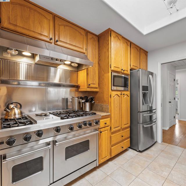 18767 Lamson Rd, Castro Valley CA: https://media.crmls.org/mediaz/be522c52-306b-4305-aa31-29cf8d0ddbb4.jpg