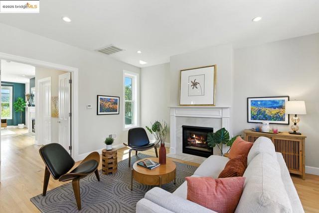 280 Monterey Blvd., San Francisco CA: https://media.crmls.org/mediaz/be535860-1528-4d46-86aa-25e65d3c4e47.jpg
