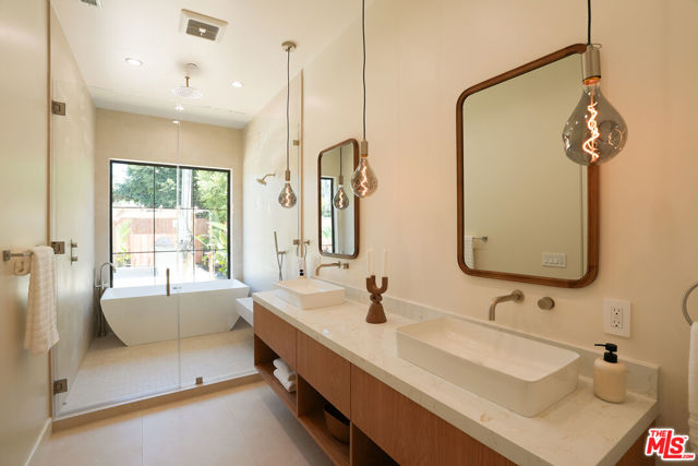 4936 Coolidge Avenue, Culver City CA: https://media.crmls.org/mediaz/be5494fc-fb4b-4697-973d-66022e364d01.jpg