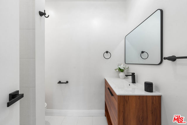 5229 Balboa Boulevard, Encino CA: https://media.crmls.org/mediaz/be55086a-ba75-4f9d-b784-845be1f6f935.jpg