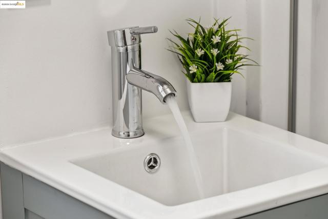 904 41st St, Oakland CA: https://media.crmls.org/mediaz/be5599c2-2312-4a21-b90e-7b44fcb5d769.jpg