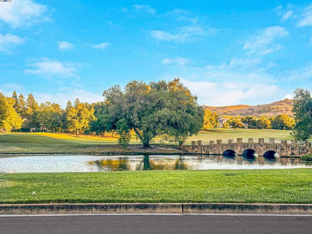 964 Piemonte Dr, Pleasanton CA: https://media.crmls.org/mediaz/be55bc1a-9afb-4ae2-b4cc-84d1fa861346.jpg