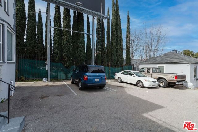 11472 VENTURA, Studio City CA: https://media.crmls.org/mediaz/be55df5d-5e2b-4091-b219-1036fc07f658.jpg